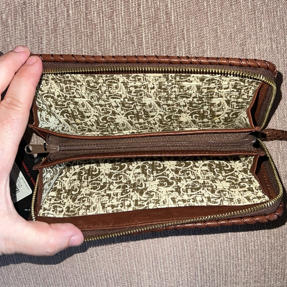 Nwt Hobo Sutter Mocha Accordion Wallet - image 4